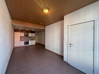 Deze te renoveren building, bestaande uit twee afzonderlijke appartementen, geniet van een uitstekende ligging in het centrum van Leopoldsburg. Alle faciliteiten zoals winkels, horeca, openbaar vervoer, scholen, enz. bevinden zich op wandelafstand, terwijl ook de omliggende gemeenten vlot bereikbaar zijn.<br /><br />Gelijkvloers 1-slaapkamerappartement (±57 m² – EPC-label D):<br />Op het gelijkvloers bevindt zich het eerste appartement.<br />Bij binnenkomst komen we in de lichtrijke woonkamer met aansluitend de ingerichte keuken. Verder beschikt dit appartement over een ruime slaapkamer, een badkamer met douche, wc, wastafel en aansluitingen voor een wasmachine, en een praktische opbergkelder.<br /><br />Duplex 2-slaapkamerappartement (±91 m² – EPC-label C):<br />Via de trap in de gemeenschappelijke inkomhal bereiken we het duplexappartement.<br />De eerste verdieping omvat een ruime leefruimte met uitgeruste keuken en toegang tot een zonnig terras.<br /><br />Een trap in de woonkamer leidt naar de tweede verdieping, waar zich twee slaapkamers en een badkamer met douche, wc, wastafel en wasmachineaansluiting bevinden.<br />Bovendien is er ook een handige bergzolder aanwezig.<br /><br />Troeven:<br />- Vergund als twee woongelegenheden<br />- Uitstekende ligging in het centrum<br />- Voldoende parkeergelegenheid in de nabije omgeving<br />- Interessante investeringsopportuniteit<br />- Geen renovatieverplichting<br />- Asbestveilig<br /><br />Voor meer informatie of een bezoek, neem contact met ons op via info@vastengoed.be of bel naar 014/72 73 74.<br /><br />(Wenst u een gratis schatting van uw eigendom? Neem contact met ons op via 014/72 73 74.)