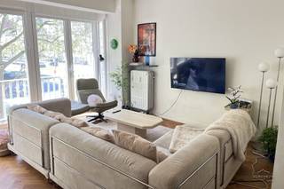 <p><span>Knus Appartement in het centrum van Antwerpen</span><span> met een uitstekende ligging? Gelegen op een toplocatie, bevindt u zich op slechts </span><span>5 minuten wandelen</span><span> van De Meir, Stadspark Antwerpen, Theaterplein en Antwerpen-Centraal. Ook de universiteiten en hogescholen liggen op amper </span><span>10 minuten afstand</span><span>.</span></p><p><span>Bij het binnenkomen komt u in de inkomhal met een </span><span>ingebouwde vestiairekast</span><span> en een apart toilet. Het appartement straalt warmte en charme uit. De </span><span>knusse en lichtrijke living</span><span> beschikt over veel lichtinval en een </span><span>originele parketvloer</span><span>, wat zorgt voor een authentieke ( art deco) uitstraling.</span></p><p><span>Aan de rustige achterzijde bevinden zich de </span><span>slaapkamer</span><span> met </span><span>ensuite badkamer</span><span> en de </span><span>keuken</span><span>, ideaal voor extra comfort en privacy. Daarnaast is er nog een </span><span>klein inpandig balkon van 1,5 m²</span><span>.</span></p><p><span>De ramen werden recent vernieuwd en voldoen aan de huidige normen, wat zorgt voor betere isolatie en wooncomfort. De badkamer en keuken zijn verouderd en bieden de perfecte kans om volledig naar eigen smaak te renoveren en moderniseren.</span></p><p><span>Met een uitstekende </span><span>Mobiscore van 9,7/10</span><span> geniet u hier van een vlotte bereikbaarheid, winkels, openbaar vervoer, horeca en alle stadsvoorzieningen binnen handbereik.</span></p><p><span> </span></p>