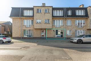 Zeer gunstig gelegen GLVL APP op wandelafstand van het centrum met verschillende winkels, school, speeltuin en het openbaar vervoer.  Dit appartement is tevens rustig gelegen in een straat zonder doorgaand verkeer.  Zeer kindvriendelijke woonomgeving!  De oprit van de E19 Antwerpen-Brussel ligt op slechts enkele minuten rijden.  De ondergrondse autostaanplaats en berging zijn verplicht mee aan te kopen aan €25.000,-  Er is een LIFT in het gebouw. <br /><br />Het bouwjaar is 2000.  Dit appartement werd steeds zeer goed onderhouden en is instapklaar!  Zeer goede EPC score: Label B.  De keuken werd vernieuwd in 2016, de badkamer in 2020.  De indeling is als volgt: GLVL: een inkomhall met ingemaakte kast, een woonkamer, een open ingerichte keuken, een berging/wasplaats, een apart toilet, een ingerichte badkamer, 2 slaapkamers en een zuid-gericht terras.  De gemeenschappelijke kosten bedragen €140,-/maand. 