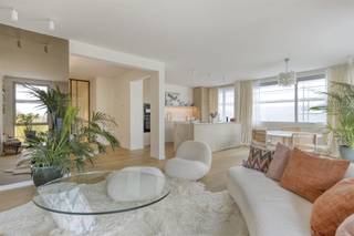 Hoogwaardig gerenoveerd hoekappartement met 2 slaapkamers en 2 terrassen OMGEVING De ideale combinatie van luxe, comfort en bereikbaarheid. Dit...