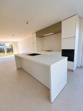 Hectaar bouwt deze energiezuinige nieuwbouwwoningen vlakbij het centrum van Roeselare (3km van de Grote Markt) en op slechts 2km van het station. In de nabije omgeving bevinden zich verschillende winkels zoals een bakkerij, slagerij, frituur en grootwarenhuizen. Verder zijn de woningen voorzien van een lichtrijke leefruimte met open, geïnstalleerde keuken,  3 slaapkamers en een badkamer met bad, douche en dubbel lavabomeubel. 
<ul>
	<li>Energiezuinige woning;</li>
	<li>Lichtrijke leefruimte met open keuken;</li>
	<li>3 ruime slaapkamers;</li>
	<li>Vloerverwarming op het gelijkvloers;</li>
	<li>Warmtepomp lucht /water;</li>
	<li><strong>De slaapkamers en nachthal zijn voorzien van laminaat;</strong></li>
	<li><strong>Schilderwerk is inbegrepen in de prijs;</strong></li>
	<li>Mogelijkheid tot het plaatsen van een carport met tuinberging;</li>
</ul>
Wens je een afspraak om deze woningen te ontdekken? Contacteer ons!