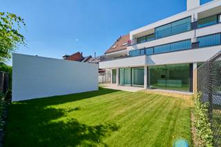 Volledig gerenoveerd gelijkvloers appartement van 120m² op een centrale ligging in Hasselt mét tuin en zuidgericht terras. Het is gelegen...