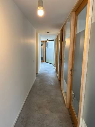 Deze praktijkruimte maakt deel uit van de groepspsychologenpraktijk in de Zuidstraat, centrum van Veurne. Indeling: Praktijkruimte met wachtzaal -...
