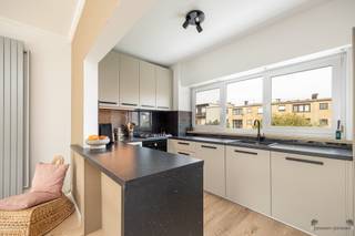 <p><span>Prachtige gezinswoning met moderne afwerking in rustige wijk van Stabroek.</span></p><p><span> </span></p><p><span>De woning wordt te koop aangeboden met een minimum-/instelprijs. Biedingen op of boven de prijs zijn toegelaten.</span></p><p><span> </span></p><p><span>Deze instapklare woning combineert licht, ruimte en hedendaags comfort op een perceel van 192 m². Met een bewoonbare oppervlakte van ca. 165 m² beschikt ze over drie slaapkamers, een moderne badkamer, ruime garage en onderhoudsvriendelijke tuin.</span></p><p><span>De open leefruimte baadt in natuurlijk licht dankzij grote raampartijen en vormt samen met de eetruimte een gezellige, uitnodigende plek. De </span><span>recent vernieuwde keuken</span><span> is een echte blikvanger: strak afgewerkt, voorzien van kwalitatieve toestellen, een centraal eiland en een </span><span>gasvuur met vijf kookzones</span><span> – perfect voor wie graag kookt.</span></p><p><span> </span></p><p><span>Op de begane grond bevindt zich ook een handige bijkeuken/wasruimte met toegang tot buiten. Boven zijn drie volwaardige slaapkamers en een moderne badkamer met alle comfort.</span></p><p><span>Buiten geniet u van een tuin met terras, ideaal voor ontspanning of speelplezier. </span></p><p><span>Een ruime oprit en garage zorgen voor extra gemak.</span></p><p><span> </span></p><p><span>Troeven:</span></p><ul><li><span>Recent vernieuwde keuken met eiland en gasvuur</span></li><li><span>Open, lichtrijke leefruimte</span></li><li><span>Drie slaapkamers, moderne badkamer en apart gastentoilet</span></li><li><span>Ruime garage</span></li><li><span>Onderhoudsvriendelijke tuin</span></li><li><span>Rustige, kindvriendelijke ligging nabij winkels, scholen en openbaar vervoer</span></li><li><span>Gunstig EPC B</span></li></ul><p><span>Met haar recente vernieuwingen, energiezuinige prestaties en evenwichtige woonindeling biedt deze woning een comfortabel en zorgeloos woonverhaal. </span></p><p><span>Een thuis waar kwaliteit en praktisch wonen hand in hand gaan.</span></p>