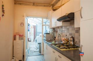 <p><span>HOBOKEN - TE RENOVEREN GELIJKVLOERSAPPARTEMENT MET 1 SLAAPKAMER EN GROTE TUIN - EPC 387 kWh/m²jaar. Indeling als volgt : inkomhal - woonkamer - douchekamer met toilet - grote slaapkamer - gesloten keuken - veranda - fietsenbergplaats - grote tuin met achteraan een magazijn (44m²). Het appartement is momenteel verhuurd. Geen gemeenschappelijke maandelijkse kosten. Het appartement is gelegen nabij het centrum van Hoboken, winkels, scholen en openbaar vervoer.</span></p>