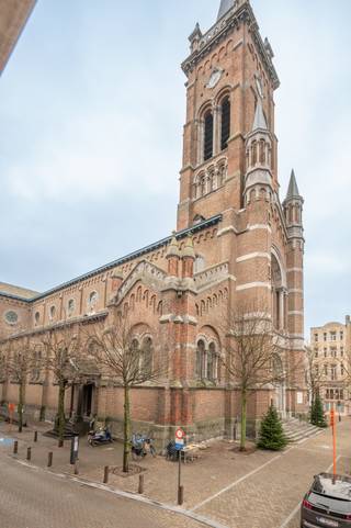 Ontdek dit instapklare appartement op het eerste verdiep, met een uitzicht over het gezellig kerkplein. Dankzij het ruim zongericht terras geniet...