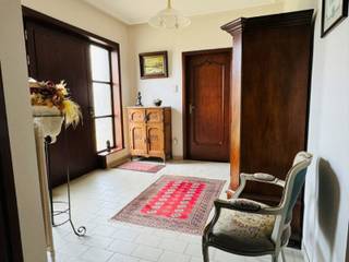 <p>Bent u op zoek naar een comfortabele woning in een groene en rustige omgeving? Dan is deze charmante bungalow beslist een bezoek waard. <br /><br />De woning verwelkomt u via een ruime inkomhal en beschikt over een lichtrijke en ruime leefruimte waar het aangenaam vertoeven is.</p>
<p>De ingerichte keuken sluit aan op de gezellige veranda, vanwaar u kunt genieten van het mooie uitzicht op de tuin en het omliggende groen.</p>
<p>Verder biedt de woning 3 slaapkamers (19 m², 9 m², 9 m²), een afzonderlijk bureau (9 m²), een badkamer met dubbele lavabo en douche en een apart toilet.</p>
<p>De grote zolder is bereikbaar via een intrekbare trap vanuit de bergruimte.</p>
<p>De garage met plaats voor wasmachine en droogkast, de verzorgde tuin en de rustige ligging vormen extra troeven van deze eigendom. Hier geniet u dagelijks van rust, privacy en een aangename woonomgeving.</p>
<p>EPC 759 : renovatieplicht van toepassing. P-score: A | G-score: A.</p>
<p>Zeer centraal gelegen, vlakbij scholen, winkels en openbaar vervoer. Goede bereikbaarheid via N16 en E17.</p>