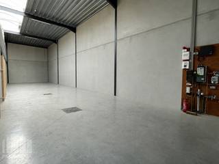 Magazijnruimte van +/- 200 m² te huur, deel uitmakend van een grotere nieuwbouw unit van 311 m². Fantastisch gelegen op industriezone Vlamingveld vlakbij de bedrijvige Gistelsteenweg, op amper 750 m van de E40 op- en afrit 6 Jabbeke.<br /><br />De loods heeft een vrije hoogte van +/- 6 m en is toegankelijk via een automatische sectionale poort en voorzien van een polybetonvloer, de nodige technieken alsook camerabewaking, verlichting en een lichtstraat met rookluik.<br /><br />De magazijnruimte maakt deel uit van het nieuwbouw KMO-project "Permeke".<br />Ruime parkeer- en manoeuvreerruimte op de site. Onmiddellijk beschikbaar.<br />Contacteer PANORAMA B2B voor bijkomende inlichtingen, plannen of een vrijblijvend plaatsbezoek 050 300 800.