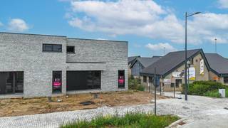 <p>Moderne casco woning met 3slpks en bureauruimte in Boekt! Aankoop gebeurt onder 12% registratierechten i.p.v. 21% BTW!<br /><br />Ontdek deze eigentijdse nieuwbouwwoning in het rustige en residentiële Boekt – een strakke architectuur gecombineerd met duurzame materialen en veel ruimte voor eigen invulling.</p>
<p>Deze casco woning biedt reeds een solide basis met doordachte indeling en hoogwaardige voorbereiding voor verdere afwerking. Bij het binnenkomen word je verwelkomd in een ruime inkomhal met gastentoilet, en meteen rechts bevindt zich een polyvalente ruimte – ideaal als bureau of praktijkruimte voor vrij beroep.</p>
<p>De woonkamer met open keuken zorgt voor een aangenaam gevoel van ruimte en licht. Dankzij het open concept kan deze ruimte naar eigen smaak ingericht worden als het warme hart van de woning.</p>
<p>Op de verdieping vinden we drie zeer ruime slaapkamers, waarvan één voorzien is van een aansluitende dressing. Daarnaast is er een volwaardige badkamer én een aparte berging/technische ruimte, wat zorgt voor extra comfort en praktische opbergruimte.<br /><br />Gelegen in het hart van Boekt, vlak naast de lagere school en op een steenworp van de E314, biedt deze woning een perfecte combinatie van kindvriendelijkheid en bereikbaarheid. Een rustige, groene buurt met alles binnen handbereik; ideaal voor gezinnen en zelfstandigen.<br /><br />Pluspunten;<br />- Aankoop aan 12% registratierechten i.p.v. 21% BTW!<br />- Casco woning met mogelijkheid tot afwerking op maat, in samenspraak met de bouwheer!<br />- 3 tot 4 slaapkamers met dressing!<br />- Bureau of polyvalente ruimte op het gelijkvloers, ideaal voor vrije beroepen!<br />- Strakke, moderne architectuur met duurzame materialen!<br />- Aircoleidingen zijn reeds voorzien!</p>
Interesse? Contacteer ons voor een bezichtiging of meer info over afwerkingsmogelijkheden op het nummer 078/78.78.70 of spring gerust binnen in ons kantoor, altijd welkom!