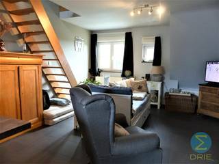 Knus en gezellig dakappartement met 1 slaapkamer + dressing, ruim terras en ondergrondse autostaanplaats te Arendonk.Bij het betreden van het...