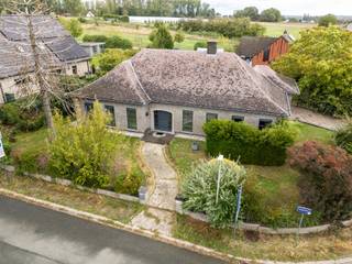 <p>[[ DIT PAND NEEMT DEEL AAN DE ERA OPEN HUIZEN DAG OP 19/9 VAN 17:30 TOT 18:30 ]]</p>

<p> </p>

<p><strong>Op zoek naar een ruime villa met 6 slaapkamers, grote tuin en extra bouwgrond? Gevonden!</strong></p>

<p> </p>

<p>Deze verrassend ruime villa van ca. 335 m² is gelegen op een hoekperceel van 8a08ca, aangevuld met maar liefst 4a39ca bouwgrond, momenteel ingericht als tuin. Een eigendom met bijzonder veel ruimte en mogelijkheden!</p>

<p> </p>

<p>De woning beschikt op het gelijkvloers over een inkomhal met gastentoilet, ruime leefruimte, keuken, badkamer, nachthal met ingebouwde kasten, 4 slaapkamers en een bureel. Daarnaast zijn er een veranda, terras, grote tuin, dubbele inpandige garage en kelder. Op de eerste verdieping bevinden zich een nachthal, slaapkamer, badkamer, toilet, dressing, bureel, zolderruimte en multifunctionele kamer. Dankzij deze veelzijdige indeling zijn er tal van mogelijkheden voor een groot gezin, zelfstandige of hobbyist.</p>

<p> </p>

<p>Buiten geniet je van een ruime groene tuin die tevens bouwgrond omvat, met tal van mogelijkheden voor de toekomst. De dubbele garage en ruime parkeermogelijkheden zijn bovendien een absolute troef.</p>

<p> </p>

<p><strong>Een uitzonderlijk ruime eigendom met 6 kamers, 3 badkamers en maar liefst 4a39ca extra bouwgrond. Interesse? Contacteer ons snel voor een bezoek!</strong></p>