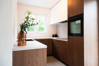 Deze eigentijdse woningen liggen op slechts een steenworp van het centrum van Staden en beschikken over een eigen privatieve parkeerplaats.Indeling:Gelijkvloers: inkomhal met gastentoilet, lichtrijke woonkamer met zit- en eetruimte, open keuken met aansluitende berging.Eerste verdieping: nachthal, ruime master bedroom met dressing, tweede slaapkamer, badkamer met inloopdouche en toilet, aparte was-/bergplaats.Tweede verdieping: twee extra slaapkamers en een bijkomende berging.De woningen zijn uitgerust met smartcontrol en een slimme brievenbus. Er is vloerverwarming op elke verdieping en een omheinde tuin zorgt voor optimaal wooncomfort.Prijs: Incl. 21% BTW &amp; kostenTROEVEN: zonnepanelen, smartcontrol, warmtepomp (geothermie), ventilatiesysteem D, vloerverwarming &amp; samenstelling van de keuken kan gewijzigd worden in functie van uw smaak!Interesse? Contacteer ons via 056 96 08 00 of info@property-vastgoed.be voor meer informatie of een bezoek ter plaatse.