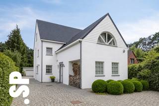 Zeer ruime, instapklare gezinswoning met 4 slaapkamers, zwembad en gunstig EPC.<br /><br />Bij het betreden van de woning word je verwelkomd in een royale inkomhal met gastentoilet en praktische berging. Verder kom je terecht in de volledig uitgeruste keuken, die aansluit op de lichtrijke en ruime leefruimte met een mooi uitzicht op de tuin. De eerste verdieping beschikt over drie volwaardige slaapkamers, een ruime dressing en een comfortabele badkamer uitgerust met zowel een ligbad als een douche en een dubbele wastafel. Via een vaste trap bereik je de volledig ingerichte zolderverdieping, die perfect dienst kan doen als vierde slaapkamer, hobbyruimte, bureau of polyvalente ruimte.<br /><br />Dankzij de recente renovaties geniet de woning van een uitstekende energieprestatie met een EPC-label B (114 kWh/m² jaar). Zo werden onder meer een hoogrendementsketel en zonnepanelen geplaatst, wat bijdraagt aan een optimaal wooncomfort. <br /><br />De woning beschikt bovendien over een ruim, verzorgd aangelegde tuin met zwembad. Daarnaast is er een extra garage aanwezig, wat zorgt voor extra comfort en praktische bergruimte.<br /><br />Deze woonst is gelegen in het groene Wezel (Mol), een aangename en residentiële woonomgeving met veel natuur in de directe omgeving. Daarnaast geniet de locatie van een vlotte bereikbaarheid met het centrum van Mol, het station en de omliggende gemeenten, en zijn er ook goede verbindingen richting Nederland, met onder andere vlotte bereikbaarheid van Eindhoven en andere grensgemeenten.<br /><br />Dankzij de ruime indeling, de recente renovaties en de gunstige energiescore vormt deze woning een interessante opportuniteit voor gezinnen die op zoek zijn naar een instapklare woonst in Mol.<br /><br />Voor meer informatie of een bezoek ter plaatse, kan u contact opnemen met IMMO SP via 014 59 10 20 of mailen naar jill@immosp.be. Benieuwd naar de waarde van uw eigen woning? Vraag vrijblijvend een gratis verkoopanalyse aan – wij helpen u graag verder!