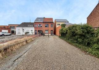 Welkom in Aarschot! Langs de Langdorpsesteenweg bevindt zich deze ruime op te knappen woning met tal van mogelijkheden. Je woont hier op korte...