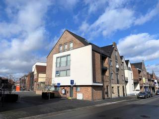 In het centrum van Bree gelegen appartement met één slaapkamer.<br />uitgerust met alumuminium ramen met hoogrendementsglas, en centrale verwarming op aardgas.<br />De keuken is volledig uitgerust, de badkamer is voorzien van een ligbad. <br />Het volledige apparement is voorzien van een makkelijk te onderhouden tegelvloer.<br />Er is voldoende parkeergelegenheid in de straat (parking bibliotheek), er zijn geen extra vaste kosten.<br /><br />Kosten opmaak plaatsbeschrijving bedragen €250 incl. btw.<br />Beschikbaar vanaf 01/09/2025.<br /><br />Indeling: <br />Eerste verdieping:<br />Woonkamer met open keuken uitgerust met onder- en bovenkasten, enkele wastafel, kookvuur met dampkap, koelkast en combioven (± 40 m²).<br />Berging met aanlsuitingen voor wasmachine en droogkast (±4m²).<br />Slaapkamer (± 12m²).<br />Badkamer voorzien van meubel met kasten, enkele wastafel en ligbad met douchekop (±6m²).<br />Terras (±4m²).