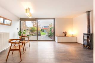 Op een uitstekende locatie, vlak bij het centrum en park van Kapellen, bevindt zich deze verrassend ruime woning met aangename tuin en...