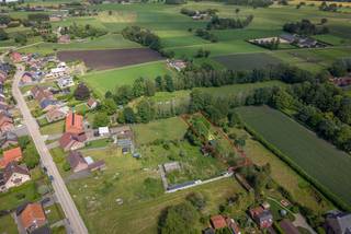 <p>Ontdek dit achterliggende perceel van circa 1.396 m² in de Sint-Adrianusstraat in Ravels. Een unieke kans voor wie op zoek is naar extra grond in een rustige en groene omgeving.</p>
<p>Het perceel is bestemd voor agrarisch of hobbymatig gebruik en biedt tal van mogelijkheden als hobbyweide, moestuin, boomgaard of andere groene invulling.</p>
<p>De ligging aan de rand van het agrarische landschap zorgt voor een open uitzicht en een aangenaam gevoel van rust en ruimte. Omgeven door het typische Kempense landschap is dit de ideale locatie voor natuurliefhebbers of eigenaars die extra buitenruimte wensen voor hun hobby of kleinschalig agrarisch gebruik.<br /><br /><strong></strong>Dit perceel is geen bouwgrond en kan niet worden bebouwd. </p>
<p><strong>Mogelijkheid tot aankoop als groter geheel<br /></strong>Naast de afzonderlijke verkoop van dit achterliggende perceel bestaat ook de mogelijkheid om dit aan te kopen samen met het voorliggende bouwperceel. In dat geval vormt het geheel een ruim perceel voor open bebouwing, met een totale oppervlakte van circa 3.604 m².</p>
<p>Deze combinatie biedt een uitzonderlijke kans voor wie zijn droomwoning wil realiseren op een ruim perceel met achterliggende grond in een rustige, groene omgeving.</p>
<p>Heeft u interesse in dit achterliggende perceel of wenst u meer informatie over de aankoop als groter geheel? Neem dan vandaag nog contact met ons op.</p>
<p>Aanvullende informatie<br />- Stedenbouwkundige inlichtingen zijn in aanvraag.<br />- PV: voor het plaatsen/stockeren van bouwmaterialen.<br />- Oppervlakten zijn indicatief, conform plan.</p>