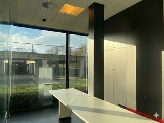 Dit instapklare, lichtrijke kantoor te huur bevindt zich nabij Dok Noord en Gent-Dampoort, vlak naast de hippe herontwikkelde textielfabriek The Real Factory. Met de wagen geniet je een vlotte verbinding via de E17 en de R4 en ook met de fiets en het openbaar vervoer is het kantoor uiterst vlot bereikbaar.- Ruim landschapskantoor- 2 aparte afgesloten ruimtes- Glazen wanden- Kitchenette- Afzonderlijk sanitair dames/heren- Ruime kelder van ca. 22 m²Beschikbaarheid:Onmiddellijk beschikbaar.Hebt u interesse in dit kantoor te huur in Gent? Vraag je bezoek aan via 09 245 35 35 of business.gent@dewaele.com.