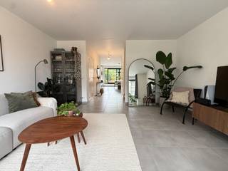 Voor uw bezoek, volg deze link: https://mijnhuurprofiel.be/property/fbe6426a-9072-4d0d-b3f8-f03a334d594a<br /><br />Dit appartement vinden we terug op een boogscheut van het centrum van Tielt. Handelszaken, supermarkten,... zijn op wandelafstand!<br /><br />Het appartement bevindt zich op de eerste verdieping en bereikbaar met de trap. Achterliggend vinden we het parkeerterrein terug voor het plaatsen van uw wagen. <br /><br />Indeling van het appartement: <br />Leefruimte en eetruimte met terras en daartussen de praktische berging en gastentoilet. Op de eerste verdieping komen we in de ruime nachthal met aansluiting tot de twee slaapkamers, badkamer (inloopdouche en dubbele lavabo) en tweede toilet. Het appartement is ook voorzien van een ruime zolder dat kan dienen als extra berging.<br /><br />Parkeerplaats en gemeenschappelijke syndicuskosten zijn inbegrepen in de huurprijs. <br />Beschikbaar vanaf 01/11/2026.<br /><br />Interesse in dit appartement? Maak dan uw 'Huurdersprofiel' aan voor uw persoonlijk bezoek!