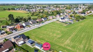 Op zoek naar een bouwperceel met voldoende ruimte voor een vrijstaande woning en tuin? Dit perceel van 800 m² aan de Riemsterweg in Martenslinde biedt een mooie basis om jouw toekomstige woning volledig naar eigen wensen te realiseren.<br /><br />De ligging aan de steenweg zorgt voor een goede bereikbaarheid richting Bilzen, Genk, Riemst, Maastricht en de E313. Aan de achterzijde geniet je van een open zicht over de omliggende velden, waardoor het perceel een aangename groene dimensie krijgt.<br /><br />Het perceel is bestemd voor open bebouwing en biedt onder meer volgende bouwmogelijkheden:<br /><br />Gelijkvloerse bouwdiepte tot maximaal 17 m<br /><br />Bouwdiepte op de verdieping tot maximaal 12 m<br /><br />Maximaal 2 volwaardige bouwlagen<br /><br />Keuze tussen een hellend of plat dak<br /><br />Mogelijkheid tot het voorzien van een carport binnen de voorziene zone<br /><br />Afmetingen van het perceel:<br /><br />Straatzijde: ca. 16 m<br /><br />Achterzijde: ca. 16 m<br /><br />Linkerzijde: ca. 50 m<br /><br />Rechterzijde: ca. 50 m<br /><br />Volgens de verkavelingsvoorschriften kan per perceel bovendien één vrijstaand bijgebouw worden voorzien, bijvoorbeeld als tuinberging, poolhouse of terrasoverkapping. Het bijgebouw mag maximaal 10% van de achtertuin innemen. Voor een perceel voor open bebouwing komt dit neer op ongeveer 34 m², afhankelijk van de uiteindelijke inrichting van de achtertuin.<br /><br />Achteraan bevindt zich een grachtzone die onbebouwd moet blijven.<br /><br />De hoofdbestemming is wonen. Als nevenactiviteit zijn vrije beroepen, kantoorruimte en diensten toegestaan. Horeca en handel zijn uitgesloten.<br /><br />Op zoek naar een mooi bouwperceel met ruimte voor een eigen woning, tuin en een open uitzicht aan de achterzijde? Neem contact op via 089 390 990 of info@immofair.be!