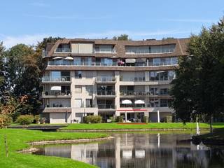 ✨Exclusief gelijkvloers appartement in privaat domein Steelander✨<br />✨ Leven in luxe & rust ✨<br /><br />Dit prachtige gelijkvloerse appartement (laatste fase!) in Domein Steelander biedt u een unieke kans op een leven vol comfort en stijl.<br />Met hoogwaardige afwerking, overal ingemaakte kasten en een doordacht design, is dit echt een droomplek.<br /><br />Kenmerken:<br />🛌 2 ruime slaapkamers met parketvloer, inbouwkasten en ingebouwd bureel van Diapal in slaapkamer 2.<br />🛁 Luxe badkamer: inloopdouche, massage ligbad en toilet.<br />🌳 Zuid-gericht terras en gemeenschappelijke tuin met prachtige vijvers: geniet van zon en groen.<br />🚗 Ruime ondergrondse garage met manuele kantelpoort (kan geautomatiseerd worden) (afmetingen poort: hoogte: 2,07 m, breedte poort: 2,70m, breedte garage: 3,30m, diepte garage: 5,30m, hoogte: 2,40m (laagste punt) en 2,95m (hoogste punt)).<br />🛡️ Verisure alarmsysteem: optimaal beveiligd voor uw gemoedsrust.<br />🧑🍳 Praktische keuken van Diapal: veel opbergruimte, onzichtbare laden en koffie corner.<br />🛋️ Ruime living met parketvloer, inbouw kasten, alsook met ingebouwd bureel.<br />🧺 Handige berging: extra opbergruimte binnen handbereik. Voorziening voor wasmachine en droogkast,koelkast/diepvries. Inbouwkasten van DM Line aanwezig met ingebouwde spoelbak. <br />🌅 Uitzicht op vijver: een rustgevend uitzicht vanuit keuken en leefruimte.<br />🚪 Inkomhal: met heel ruime ingemaakte schoenen- en vestiairekast van Diapal.<br />🧺 Shopping: private weg naar de Albert Heijn<br />💡 Gordijnen en licht armaturen zijn inclusief<br />🗝️Privaat domein, afgesloten met 2x automatische toegangspoorten.<br />🅿️ Garage is bij te kopen aan 40.000 euro.<br /><br />Alle meubelen kunnen worden mee verkocht, prijs bespreekbaar.<br /><br />Dit appartement is een absolute parel!<br /><br />Mis deze unieke kans niet en plan vandaag nog een bezichtiging. Beleef zelf de luxe en de sfeer van dit exclusieve eigendom.<br />Contacteer ons voor meer informatie! Bel <strong>0495 44 03 93</strong> of e-mail <strong>info@expertimmo.be - guillaume@expertimmo.be</strong>.<br /><br /><u>Wettelijke info : </u><br />EPC : 104 kWh/m² - B-label<br />Renovatieplicht : neen<br />Asbest : niet van toepassing<br />Elektriciteit : Conform<br />Watertoets : P-score : B, G-score : A, geen natte voeten !<br />Stedenbouw : geen beschermd monument, niet op inventaris, vergunning uitgereikt, woongebied, geen dagvaarding uitgebracht, geen voorkooprecht ruimtelijke ordening aanwezig, geen Verkavelingsvergunning, geen overstromingsgebied, niet gelegen in afgebakend oevergebied, geen watergevoelige openruimtegebieden.<br />Erfgoed : geen erfgoed<br /><br /><br />#DomeinSteelander #ExclusiefAppartement #LuxeWonen #Gelijkvloers #ZuidGerichtTerras #GemeenschappelijkeTuin #Vijver #RuimeGarage #IngebouwdeKasten #DesignKeuken #Droomwoning<br />