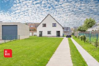 - Villa moderne (2021),<br />- Magnifique terrain de 1044 m²2,<br />- 5 chambres, 2 salles de bains,<br />- Quartier résidentiel calme à proximité des écoles et des commerces.<br /><br /><br />Cette villa récente (2021) est située sur un terrain spacieux de pas moins de 1 044 m² dans la paisible Breedonklaan à Bredene, idéalement située à proximité des écoles, des commerces et de toutes les commodités.<br />Grâce à son terrain spacieux, la maison dispose d'un jardin ensoleillé offrant diverses possibilités de détente ou d'agrandissement.<br /><br />La villa est équipée d'un système de ventilation intelligent qui assure un climat intérieur optimal, et dispose de 8 panneaux solaires, ce qui contribue à en faire une maison économe en énergie et prête pour l'avenir. Elle dispose également d'une citerne de 15 000 litres, idéale pour l'entretien du jardin et pour un usage domestique. La maison est finie avec des matériaux de haute qualité et offre un cadre de vie moderne et confortable.<br />Pour plus de commodité, une connexion est déjà prévue pour recharger une voiture. En outre, un permis a été obtenu pour la construction d'un abri pour voiture et d'un abri de jardin, toutes les conduites nécessaires étant déjà en place, ce qui permet d'agrandir ou d'aménager facilement l'espace extérieur selon vos propres souhaits.<br /><br /><br />AGENCEMENT : <br />Rez-de-chaussée : Hall d'entrée, salon lumineux, cuisine entièrement équipée avec des appareils électroménagers haut de gamme, débarras 1, chambre 1 avec salle de bains attenante équipée d'une douche, d'un lavabo et de toilettes, débarras 2 avec emplacement pour lave-linge et sèche-linge. Grand jardin ensoleillé.<br /><br />Premier étage : 4 chambres à coucher, 1 salle de bains avec double lavabo, baignoire, douche à l'italienne et toilettes.<br /><br />Grenier : Grand grenier de pas moins de 35 m2 équipé d'électricité et de fenêtres Velux, idéal comme salle de loisirs, bureau ou chambre supplémentaire.<br /><br /><br />EPC : 62 kWh/m² (E 35) – label A<br />Électricité conforme<br /> 