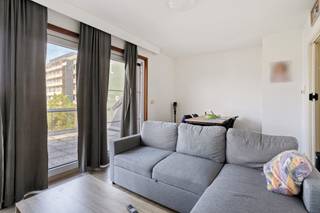Deze eigendom wordt aangeboden via Power-sale. De vermelde prijs is een instelprijs. Wil je een afspraak vastleggen of wens je meer info omtrent deze koopmethode, neem dan contact op met de dossierverantwoordelijke Mathias Lauwyck (+32 472 18 39 90) - mathias.lauwyck@dewaele.com!<br /><br />Op zoek naar een betaalbaar appartement in het centrum van Roeselare? Dan is dit 1-slaapkamerappartement zeker een bezoek waard.<br /><br />Het appartement is praktisch ingedeeld en beschikt over een lichtrijke leefruimte, een keuken, een slaapkamer en een badkamer. Dankzij de centrale ligging bevinden winkels, openbaar vervoer, horeca en andere voorzieningen zich op wandelafstand.<br /><br />Dit appartement is ideaal als starterswoning, voor alleenstaanden of als investering.<br /><br />Kelderberging inbegrepen. Door het plaatsen van een airco-unit (warmtepomp) kan bovendien meteen aan de renovatieverplichting worden voldaan.<br /><br />Daarnaast is er de mogelijkheid om een garagebox mee aan te kopen, wat een extra troef vormt in het centrum van Roeselare.<br /><br />Wens je meer info of een bezoek? Neem dan snel contact op met Mathias via 0472 18 39 90 of mathias.lauwyck@dewaele.com!<br /><br /><br /><br />Dit pand is onderworpen aan de renovatieverplichting van de Vlaamse overheid voor residentiële gebouwen (behoudens bij sloop binnen 5 jaar na de aankoop). Consulteer voor meer informatie de website van het Vlaams Energie- en Klimaatagentschap via https://www.vlaanderen.be/een-woning-kopen/renovatieverplichting-voor-residentiele-gebouwen<br /><br />Bestuursmaatregelen in het maatregelenregister: nee
