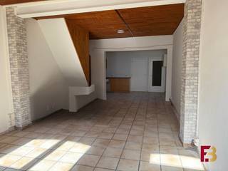 <p>Op zoek naar een gezellige woning met ruimte én centrale ligging? Dan is deze charmante woning in de Weverstraat in Wetteren zeker het ontdekken waard.<br /><br />Hier geniet je van een aangename leefruimte met open keuken, een praktische badkamer en maar liefst drie slaapkamers. De woning biedt een fijne combinatie van comfort en functionaliteit en vormt een aangename thuis voor wie graag rustig woont, maar toch alles binnen handbereik heeft.<br /><br />Dankzij de centrale ligging in Wetteren bevinden winkels, scholen, horeca en dagelijkse voorzieningen zich vlot in de buurt. Ook de verbinding richting Gent en omliggende gemeenten zijn een mooie troef.<br /><br />Een woning met karakter, ruimte en een ligging die wonen net dat tikkeltje makkelijker maakt.<br />Ontdek jij hier jouw nieuwe thuis? Contacteer ons voor een bezoek!</p>