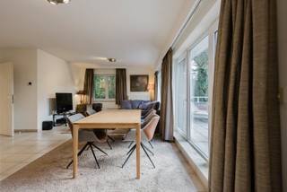 Dit aangename appartement lig op het einde van een doodlopende straat net naast De Groene Long te Kuurne en maakt deel uit van een kleinschalige en rustige residentie met slechts vier appartementen. <br /><br />Het appartement bevindt zich op de eerste verdieping en is bereikbaar via de trap. Bij het binnenkomen is er een inkomhal met een afzonderlijk gastentoilet. Vervolgens kom je in de ruime woonkamer, waar voldoende plaats is voor een gezellige zithoek met televisie, een grote eettafel en zelfs een praktische bureauruimte. Aansluitend bevindt zich de keuken, die mooi in verbinding staat met de leefruimte.<br /><br />Aan de achterzijde van het appartement bevinden zich twee slaapkamers en een badkamer, uitgerust met zowel een ligbad als een douche. Aan de andere zijde van het appartement is er bovendien nog een extra kamer, die perfect dienst kan doen als bureau, hobbyruimte, dressing of extra slaapkamer. Een praktische wasberging zorgt voor bijkomende bergruimte.<br /><br />Een absolute troef is het ruime terras van maar liefst 20 m². Vanuit de woonkamer stap je rechtstreeks naar buiten en geniet je hier in alle rust van een mooi en groen uitzicht over de groene long van Kuurne. Een aangename plek om te ontspannen, buiten te eten of simpelweg te genieten van de rust.<br /><br />Aan de achterzijde beschikt het appartement over een ruime garage die rechtstreeks toegang geeft tot het appartementsgebouw, wat bijzonder praktisch is. Vooraan zijn er, net voor de voortuin, vier gastenparkeerplaatsen voorzien. Hier bevinden zich eveneens de brievenbussen. Via een verzorgd wandelpad bereik je de algemene inkomhal van het gebouw.<br /><br />Een bijzonder interessant appartement voor wie op zoek is naar ruimte, rust en een aangename buitenomgeving, en dit in een kleinschalige residentie.<br /><br />Vrij op 01/12/2026.<br />Gemeenschappelijke kosten: 70 euro<br /><br />Waarom net dit aanbod overwegen?<br /><br />✔ ruim appartement 131m²<br />✔ naast De Groene Long<br />✔ prima EPC B<br />✔ zeer verzorgd<br />✔ inpandige garage<br />✔ zonneterras 20m²<br />✔ op einde van doorlopende straat<br />✔ dicht bij het centrum<br /><br />Geïnteresseerd? Vul eenvoudig het contactformulier in en we nemen spoedig contact op.