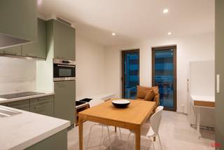Deze moderne en energiezuinige studio is ideaal gelegen op wandelafstand van het station van Leuven en het centrum.<br /><br />De studio bevindt zich in een nieuwbouwresidentie die net werd opgeleverd.<br /><br />De ruimte bestaat uit een volledig uitgeruste keuken met vaatwasser en oven. Daarnaast is er een aangename badkamer met toilet, lavabo en douche, alsook een praktische berging.<br />De studio wordt volledig bemeubeld verhuurd.<br /><br />Een grote troef van deze studio is de ruime gemeenschappelijke tuin!<br />Verder beschikt de studio over een private kelderberging en een fietsenstalling.<br />​<br />De verwarming gebeurt via een warmtepomp met vloerverwarming, die zowel kan verwarmen als koelen.<br />Er wordt een voorschot van €120 per maand gevraagd voor de gemeenschappelijke kosten. Dit omvat ook een voorschot op het verbruik van water en verwarming.<br /><br />Beschikbaar vanaf 15/10/2026. Ideaal voor studenten of werkende.<br /><br />Interesse? Neem gerust contact op voor meer informatie of een bezichtiging
