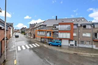 Voor meer info of een bezoek, bel 054 69 39 36 - TOPPER - In het centrum van Denderleeuw bevindt zich dit instapklaar appartement met een...