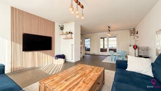 <p>Bij ImmoFusion 7/7 “open huis” : klik op onze 3D-TOUR.</p>
<p>In het gezellige Houthalen-Helchteren bevindt zich deze charmante woning met een modern en sfeervol interieur. De woning is van binnen mooi afgewerkt en biedt een warme, gezellige leefruimte waar u zich meteen thuis voelt.</p>
<p>Gelegen op een perceel van 650 m² geniet u hier van voldoende ruimte en tal van mogelijkheden. De woning combineert rustig wonen met een uitstekende ligging: scholen, winkels en openbaar vervoer bevinden zich op wandelafstand, terwijl ook belangrijke invalswegen vlot bereikbaar zijn.</p>
<p>Deze charmante woning is zeer praktisch ingedeeld en beschikt over 3 slaapkamers en 2 toiletten. Binnenin geniet u van een modern en verzorgd interieur waarbij alle ruimtes mooi afgewerkt zijn.</p>
<p>Daarnaast beschikt de woning over een prachtige veranda met veel lichtinval, waar u een mooi uitzicht heeft op de afgebakende en private tuin. De grote en diepe tuin biedt volop ruimte om te ontspannen, te spelen of gezellig te genieten met familie en vrienden.</p>
<p>Ook aan opbergruimte geen gebrek. De woning beschikt over een ruime garage en daarachter bevindt zich nog een extra schuur die perfect kan dienen als opslagruimte, werkruimte of hobbyruimte. Bovendien is er een grote oprit aanwezig met voldoende parkeermogelijkheden.</p>
<p><strong>Pluspunten</strong></p>
-Modern afgewerkt<br />-Open keuken<br />-Praktische inrichting<br />-Grote en diepe tuin<br />-Veel privacy<br />-Centraal gelegen<br />-Noord-Zuidverbinding<br />-Ruime garage + extra schuur<br />-Grote oprit
<p>Voor een afspraak of meer info, bel ons op 078/78.78.70, of kom gewoon binnen op ons kantoor. Steeds welkom!</p>