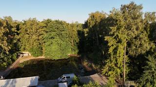 Gezellig vakantieverblijf met grote privé (vis)vijver gelegen te Balen op de grens met Mol, grenzend aan natuurdomein Molderbroek.<br /><br />Het betreft een caravan op een terrein van 3050 m² met leefruimte, keuken, toilet, badkamer en 2 slaapkamers.<br /><br />Bar en terras gelegen aan de vijver.<br /><br />Het domein is volledig privé met eigen toegang en volledig omheind. Mogelijk om wagen op domein te parkeren op oprit. Aansluiting stadswater en elektriciteit aanwezig. <br /><br />Uitermate geschikt voor natuurliefhebbers die van rust houden. Ideaal voor fervente wandelaars, fietsers, lopers.... De nieuw aangelegde Fietsostrade ligt op 400 meter. Keiheuvel, Molse Meren, Pakawi park (dierentuin), Centerparcs Vossemeren, Lommelse sahara vlot te bereiken.<br /><br />Hier is het plaatsen van een domicilie niet mogelijk. EPC: / UC:/