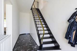 Ruim en instapklaar wonen in een aangename buurt van Brasschaat? Deze instapklare gezinswoning ligt nabij winkels, scholen, het ziekenhuis en openbaar vervoer. Een bushalte bevindt zich op korte wandelafstand en zorgt voor een vlotte verbinding richting het centrum en Antwerpen.<br /><br />Via de inkomhal met ingemaakte kasten bereikt u de lichtrijke leefruimte, afgewerkt met parket. De zithoek en eetplaats vormen samen een gezellige leefomgeving met een mooi contact tussen voor- en achterzijde. Aansluitend bevindt zich de ruime keuken, uitgerust met een inductiekookplaat, oven, koelkast, vaatwasser en veel werk- en kastruimte. Verder kan u op het gelijkvloers een praktische berging met toilet terugvinden.<br /><br />Op de eerste verdieping leidt de nachthal naar 2 volwaardige slaapkamers van circa 15 m² en 14 m². De badkamer beschikt over een bad met douchefunctie, lavabo en toilet.<br /><br />De tweede verdieping omvat nog twee slaapkamers van 12 m², waarvan één met praktische bergruimte.<br />Buiten geniet u van een verzorgd terras en een aangename, onderhoudsvriendelijke tuin met tuinberging. <br /><br />Pluspunten:<br />+ Ruime woning<br />+ Vier volwaardige slaapkamers<br />+ Terras en onderhoudsvriendelijke tuin<br />+ Zonnepanelen<br />+ TOP Locatie<br /><br /><br />Wenst u een bezoek ter plaatse? Contacteer ons op 03 337 50 70 of via info@vbvastgoed.be.