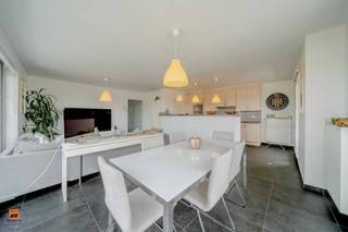 In de Weststraat te Sleidinge, op wandelafstand van tal van winkels, faciliteiten en openbaar vervoersmogelijkheden, stellen wij u dit appartement...