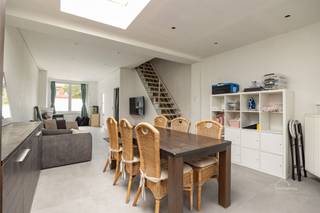 <p><span>Licht op te frissen woning met grote tuin in Kontich</span></p><p><span> </span></p><p><span>Welkom in deze gezellige woning aan de </span><span>Pierstraat 46</span><span>, gelegen aan een leuk pleintje met veel parkeergelegenheid. Dankzij de gunstige ligging – vlakbij een school, bakker, frituurtje en bushalte – combineert dit huis praktische bereikbaarheid met een aangename woonomgeving.</span></p><p><span> </span></p><p><span>Binnenin vind je een lichtrijke leefruimte en een praktische keuken met zicht op de tuin en badkamer. Op de eerste verdieping zijn er 2 ruime slaapkamers en een apart toilet. De zolder (met vaste trap) werd ingericht als derde slaapkamer, of kan gebruikt worden voor een bureau of hobbyruimte.</span></p><p><span>Buiten kan je volop genieten van een </span><span>grote, diepe tuin (170m2)</span><span> met terras, waar rust en privacy gegarandeerd zijn.</span></p><p><span>Dankzij het </span><span>gunstige EPC-label B</span><span> woon je hier bovendien energiezuinig en comfortabel.</span></p><p><span> </span></p><p><span>Troeven op een rij:</span></p><p><span>-Grote diepe tuin met terras (170m2) </span></p><p><span>-2 slaapkamers + ingerichte zolderkamer</span></p><p><span>-Rustig gelegen aan pleintje met ruime parkeermogelijkheden</span></p><p><span>-Op wandelafstand van school en bushalte</span></p><p><span>-Energiezuinig: EPC B (151kwh) + 8 zonnepanelen</span></p><p><span>Een ideale gezinswoning voor wie centraal en rustig wil wonen in Kontich!</span></p><p><span> </span></p><p><span>Vrijblijvend advies met gratis schatting van uw eigendom? Neem gerust contact met ons op!</span></p><p><span>Sven Home4You</span></p><p><span>0478240853</span></p><p><span>sven@home4you.be</span></p><p><span> </span></p><p><span> </span></p>