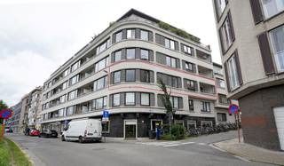 Thuiswerken hier of ontspannen na de dagtaak ? Altijd prachtig zicht op de Leie.<br />Deze woonst bevindt zich op wandelafstand van Gent Sint Pieters. Er is lift, maar de 2e verdieping is ook met de trap te doen.<br />Alle plaatsen zijn ruim bemeten, overal (travertin)vloer.<br />Balkon zijdelings zicht op het water, aan de grootste slaapkamer.<br />Vrij vanaf 01/07 ek.<br />Syndic: 125,-/maand, <br />Bij het app. kan ook een grote garage à 125,-/maand (voor auto + # fietsen + motor) bijgehuurd worden<br />De huidige huurder vertrekt naar buitenland en zou graag alle meubelen, incl TV 1 jr oud & huisraad (excl wasmachine) overlaten aan 2.500,-€. bespreekbaar.