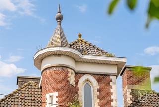 <p>UNIEK HERENHUIS met ENORM veel POTENTIEEL. CHARMANTE te renoveren HERENWONING (bestaande uit 2 identieke woningen - nu 1 van gemaakt) met OPRIT, 5 GARAGEBOXEN en TUIN. Ideaal voor VRIJ BEROEP/ZELFSTANDIGE/GROEPSPRAKTIJK. Enorm veel POTENTIEEL. School-/onderwijsgerelateerde activiteit verplicht. Bezoek na afspraak; Info@immobeguin.be</p>