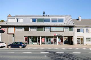 <p><span>DESTELBERGEN - Appartement lumineux dans le centre de Destelbergen</span></p><p><span> </span></p><p><span>Au deuxième et dernier étage, la Residentie Libbrecht abrite cet appartement lumineux avec vue sur l'emblématique hôtel de ville de Destelbergen.</span></p><p><span> </span></p><p><span>Les atouts en bref :</span></p><ul><li><span>EPC B favorable</span></li><li><span>Situé à deux pas de l'autoroute R4 et de sa sortie</span></li><li><span>Place de parking derrière l'immeuble</span></li></ul><p><span> </span></p><p><span> </span></p><p><span>Disposition :</span></p><p><span>Vous entrez dans l'appartement par le hall d'entrée, où il y a de la place pour un vestiaire et des toilettes séparées pour les invités. De là, vous entrez dans l'espace de vie agréable et lumineux avec de grandes fenêtres et une vue ouverte sur les environs. La cuisine adjacente est spacieuse et dispose d'une salle de stockage pratique avec des installations comprenant une buanderie et un espace de stockage. </span></p><p><span>L'appartement comprend deux chambres confortables et une salle de bains avec double lavabo, douche et toilettes. L'appartement dispose également d'une cave privée et d'un accès à une salle de stockage commune. Il y a un grand espace de stationnement à l'arrière du bâtiment, ainsi qu'un abri pour les vélos et une zone séparée pour les déchets. L'ascenseur permet d'accéder facilement au sous-sol.</span></p><p><span> </span></p><p><span>Important :</span></p><p><span>EPC B</span></p><p><span>Prix indicatif €375 000</span></p>