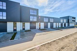 <p>KMO-unit te koop Genk - BEDRIJVENPARK KOMPELLAAN<br /><br />Bedrijvenpark Kompellaan: 21 moderne KMO-units langsheen de Kompellaan in Genk. Dit complex biedt kleine en middelgrote ondernemingen de perfecte plek om te starten, groeien en te innoveren. De unit 15 heeft een totaaloppervlakte van 572m² en beschikt over 4 parkeerplaatsen. De unit wordt casco opgeleverd.<br /><br />KMO-Unit 15<br />- oppervlakte: 200m² gelijkvloers &amp; 183m² 1e verdieping (21m² terras) &amp; 189m² 2e verdieping (9m² terras)<br />- staalstructuur met geïsoleerde wanden en dak<br />- sectionaalpoort 4mbr x 4,2m<br />- 4 privatieve parkeerplaatsen<br />-liftvoorziening<br /><br />Voor meer info 011/39 90 50 of info@jansenrealestate.be<br />https://www.jansenrealestate.be/project-kompellaan/6190088/</p>