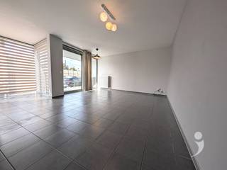 <p><span>Gezellig 1 slaapkamer appartement op gelijkvloerse verdieping met centrale ligging. Dit appartement is makkelijk bereikbaar aangezien het gelijkvloers is.<br />Gelegen vlak aan het station van Herent. Er is een vrij te gebruiken parking voor de deur.<br /><br />De lichtrijke leefruimte heeft uitzicht op een zonnig terras.</span></p><p><span><br />De keuken is voorzien van allerhande handige ingebouwde toestellen ( frigo, kookplaat, wastafel, oven )<br />Er is een slaapkamer die voorzien is van een kleerkast.<br />De badkamer is voorzien van een wastafel en een bad met douche.<br />Naast de keuken is er een berging met wasplaats voorzien en extra bergruimte.<br /><br />Onmiddellijk beschikbaar!<br />De gemeenschappelijke lasten bedragen 80€ per maand.<br />Al het verbruik van energie/water is ten laste van de huurder.<br /><br />Interesse? Vraag uw bezoek aan via onze website.</span></p><p><span> </span></p>