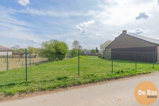 OUTER – Mooie bouwgrond in landelijk kader, nabij stadscentrum NINOVE!Deze bouwgrond van 6a 72ca is gelegen in een rustige straat met een landelijke...