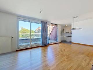 <p><span>Dit lichtrijke appartement is gelegen in een rustige, residentiële wijk op slechts 10 minuten fietsen van het centrum van Gent. Dankzij de ligging vlak bij de Schelde geniet u bovendien van een aangename omgeving, ideaal voor wandelingen en fietstochten.</span></p><p><span>De ruime woonkamer van 26 m² geniet van een mooie lichtinval en biedt rechtstreeks toegang tot het grote terras. De aansluitende keuken is uitgerust met een frigo, spoelbak, oven en keramische kookplaat. Aansluitend bevindt zich een praktische berging met aansluiting voor een wasmachine.</span></p><p><span>Het appartement beschikt over twee slaapkamers van 12 m² en 7 m². De badkamer is voorzien van een douchebad en een dubbele wastafel.</span></p><p><span>Als extra troeven beschikt het appartement over een ondergrondse autostaanplaats, een privatieve kelderberging en gemeenschappelijke fietsenstalling. </span></p><p><span>Met een EPC-label B combineert deze woning wooncomfort met een gunstige energieprestatie. De gemeenschappelijke kosten bedragen €75 per maand. EGW apart af te sluiten.</span></p><p><span>Een aangename woonomgeving, een vlotte bereikbaarheid en een groot terras maken dit appartement geschikt voor wie rustig wil wonen, maar toch dicht bij het centrum van Gent wil blijven.</span></p>