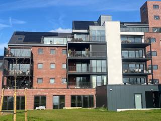 Prachtig nieuwbouwappartement met 2 slaapkamers en autostaanplaats te Baardegem.Het appartement omvat een volledig ingerichte en open keuken, living...