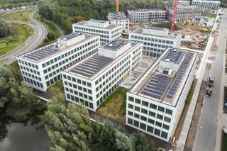 <p>Moderne kantoorruimte te koop in Gent, gelegen in gebouw Mesos, onderdeel van het prestigieuze Atmos-project aan <em>The Loop</em> in Sint-Denijs-Westrem (Gent).<br />Deze hoogwaardige kantoorruimte biedt een eigentijdse open landscape-indeling met veel natuurlijk licht en een flexibele inrichting, ideaal voor een moderne en dynamische werkomgeving.</p>
<p>Het gebouw werd ontworpen met oog voor architecturale kwaliteit, comfort en duurzaamheid en draagt het BREEAM Outstanding-certificaat, een erkenning voor uitzonderlijke energie-efficiëntie en milieuprestaties.<br />De kantoren zijn uitgerust met klimaatplafonds met geïntegreerde LED-verlichting, verhoogde vloeren, geothermische warmtepomp, zonnepanelen en hoogisolerend aluminium schrijnwerk.<br /><br />Verder beschikt het complex over liften, douches, fietsenstalling met oplaadpunten en ondergrondse parkeerplaatsen met laadpalen.<br />Beveiliging is verzekerd via brand- en inbraakdetectie, nachtbewaking en videofoon.</p>
<p>De ligging aan The Loop combineert uitstekende bereikbaarheid met een groene, autoluwe omgeving.<br />Het gebouw bevindt zich vlak bij de kruising van de E17 en E40, op fietsafstand van station Gent-Sint-Pieters en op wandelafstand van de dichtstbijzijnde tramhalte.<br /><br /><strong></strong></p>
<p>Dit kantoor biedt de perfecte balans tussen bereikbaarheid, duurzaamheid en uitstraling. Ideaal voor bedrijven die op zoek zijn naar een hedendaagse, representatieve en toekomstbestendige kantoorruimte in Gent.</p>