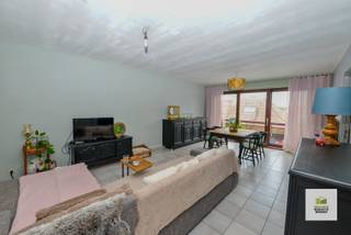 In het centrum van Aalter vindt u dit ruime 1 slaapkamer appartement. Het appartement is gelegen op de 3de verdieping en is te bereiken via de...