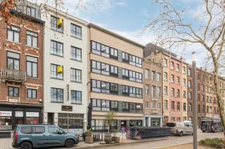 Schitterend gerenoveerd appartement op het bruisende zuid met zicht op het nieuwe ZUIDPARK.<br /><br />Indeling van het appartement:<br />Inkomhal met vestiairekast: +- 5m² vloerbekleding: visgraat motief<br />Woonkamer: +- 28m² <br />Ingerichte keuken: +- 7m²  voorzien van vaatwasmachine, frigo, oven, kasten, dampkap, composietwerkblad.<br />Slaapkamer: +- 14m² vloerbekleding: visgraat motief, kleedkast voorzien<br />Badkamer: +- 3.5m² douche, toilet en lavabo<br /><br />Algemene onkosten €100,00: lift, water en onderhoud gemene delen.<br />Onmiddellijk beschikbaar