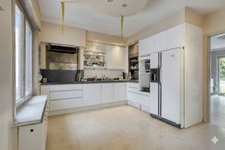 Deze charmante woning bevindt zich langs de Bruggesteenweg in Gits met een ruim perceel en prachtige verzichten. Aan de voorzijde beschikt ze over...