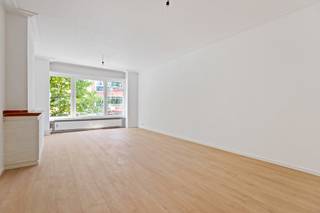 In een rustige, doodlopende straat midden in het bruisende hart van Antwerpen bevindt zich dit recent gerenoveerde appartement (2025). Hier geniet u van de perfecte balans tussen stadsdynamiek en sereniteit, met de Leien, het vernieuwde Operaplein en het levendige stadscentrum op wandel- en fietsafstand.<br /><br />Het appartement is daadwerkelijk verhuurd per 1 december 2025, wat dit tot een zorgeloze en onmiddellijk renderende investering maakt. U koopt dus met zekerheid over huurinkomsten vanaf de eerste dag.<br /><br />INDELING:<br /><br />Het appartement is gelegen op de tweede verdieping van een kleinschalig gebouw met lift en biedt een bewoonbare oppervlakte van ca. 75 m².<br /><br />Bij het binnenkomen wordt u verwelkomd in de lichtrijke leefruimte (ca. 31 m²). Dankzij de grote raampartijen geniet u hier van een aangename lichtinval en een open woonbeleving.<br /><br />De afzonderlijke keuken beschikt over een balkon, ideaal voor een koffiepauze of een rustige middag in de zon. Bovendien is er een stijlvolle ecru SMEG retro-ijskast inbegrepen in de aankoopprijs.<br /><br />De ruime slaapkamer ligt aan de achterzijde van het gebouw en vormt een oase van rust midden in de stad.<br /><br />Verder is er een badkamer voorzien van douche, lavabo en toilet, evenals een praktische wasberging.<br /><br />Tot slot beschikt het appartement over een ruime kelderberging, die inbegrepen is in de prijs.<br /><br />BIJZONDERHEDEN:<br /><br />- Gegarandeerd rendement vanaf aankoop<br />- Volledig gerenoveerd in 2025<br />- Lage gemeenschappelijke kosten<br />- Aantrekkelijke ligging