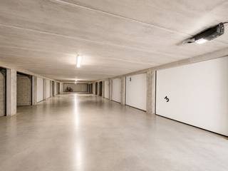 ruime nieuwbouwgarage<br />gelegen in het centrum van Diksmuide<br />hele vlotte bereikbaarheid<br />gelegen op niveau -1<br />in beton, met automatische sectionaalpoort<br /><br />afmetingen garage : 3 m breed op 6 m diep<br />afmetingen poort : 2,68 m breed op 2,04 m hoog
